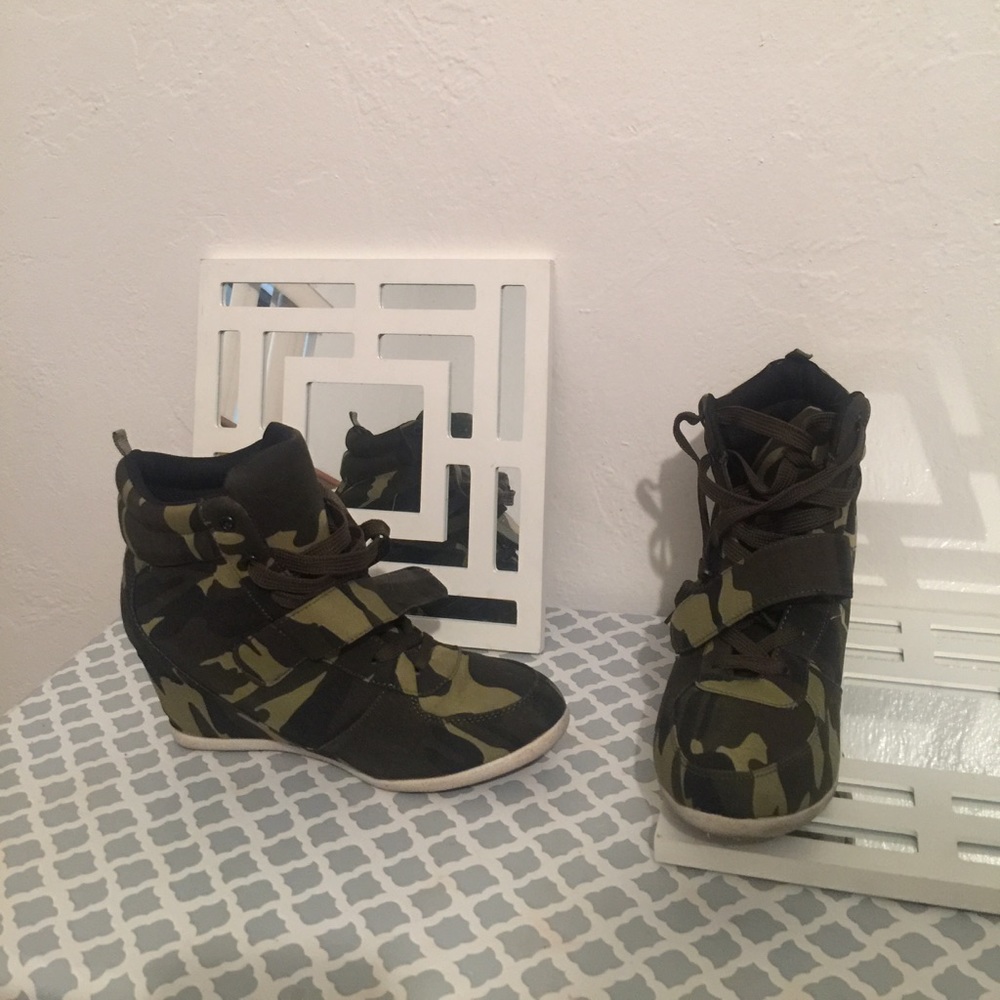 Wedge camo boots